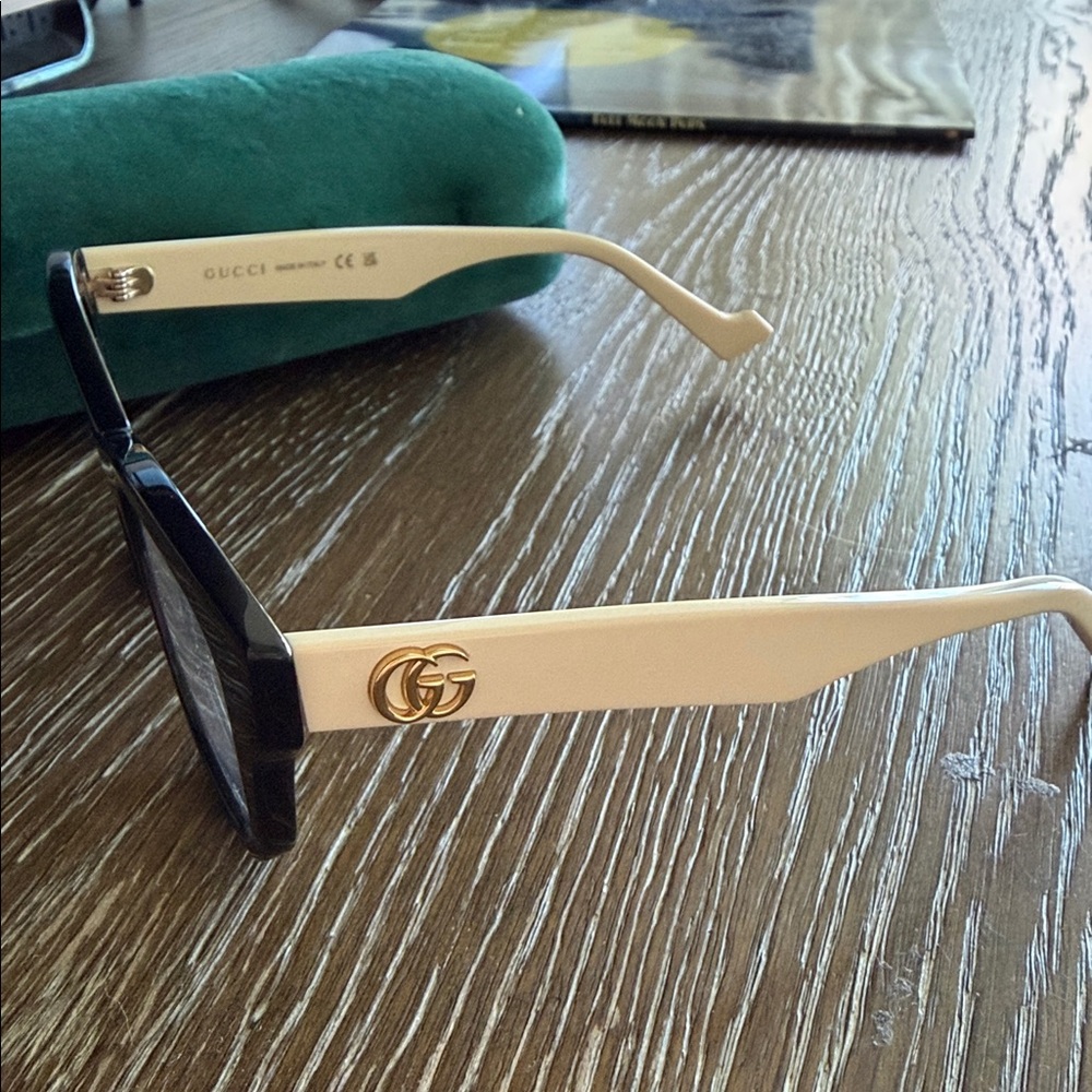 Gucci Black Glasses with Green Case - Picture 4 of 6